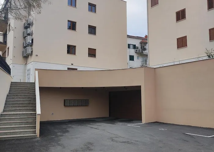 Luxury Marjan Hill With Garage *